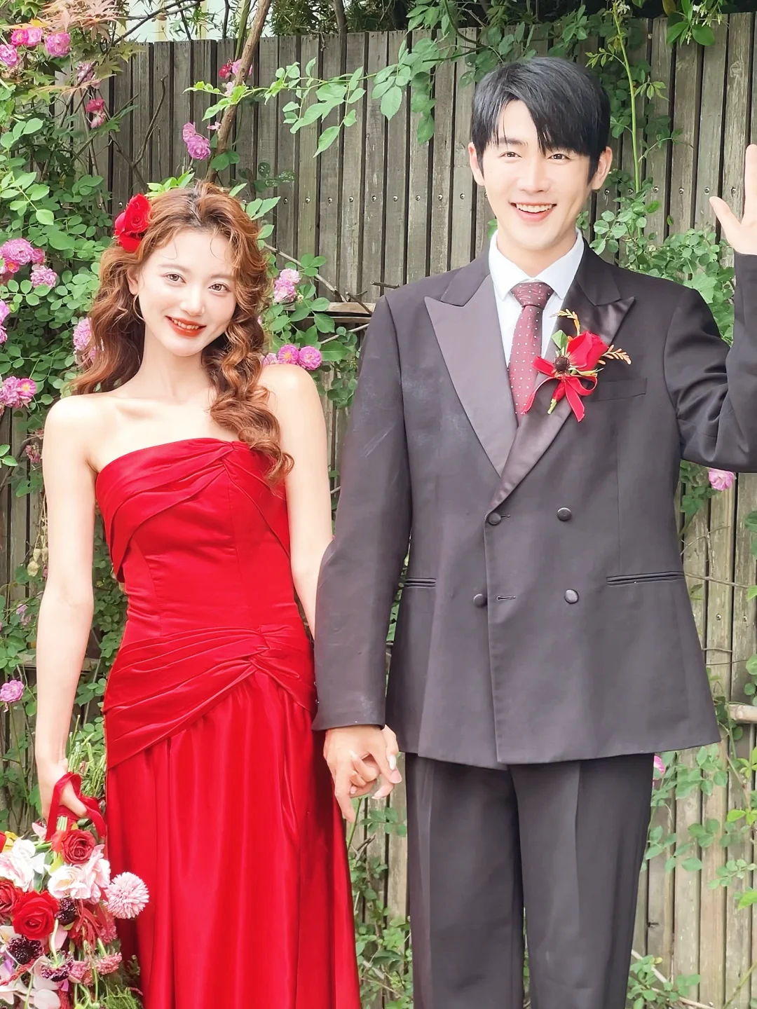 明媚娇艳🌹是很特别的红色新中式婚纱照！
