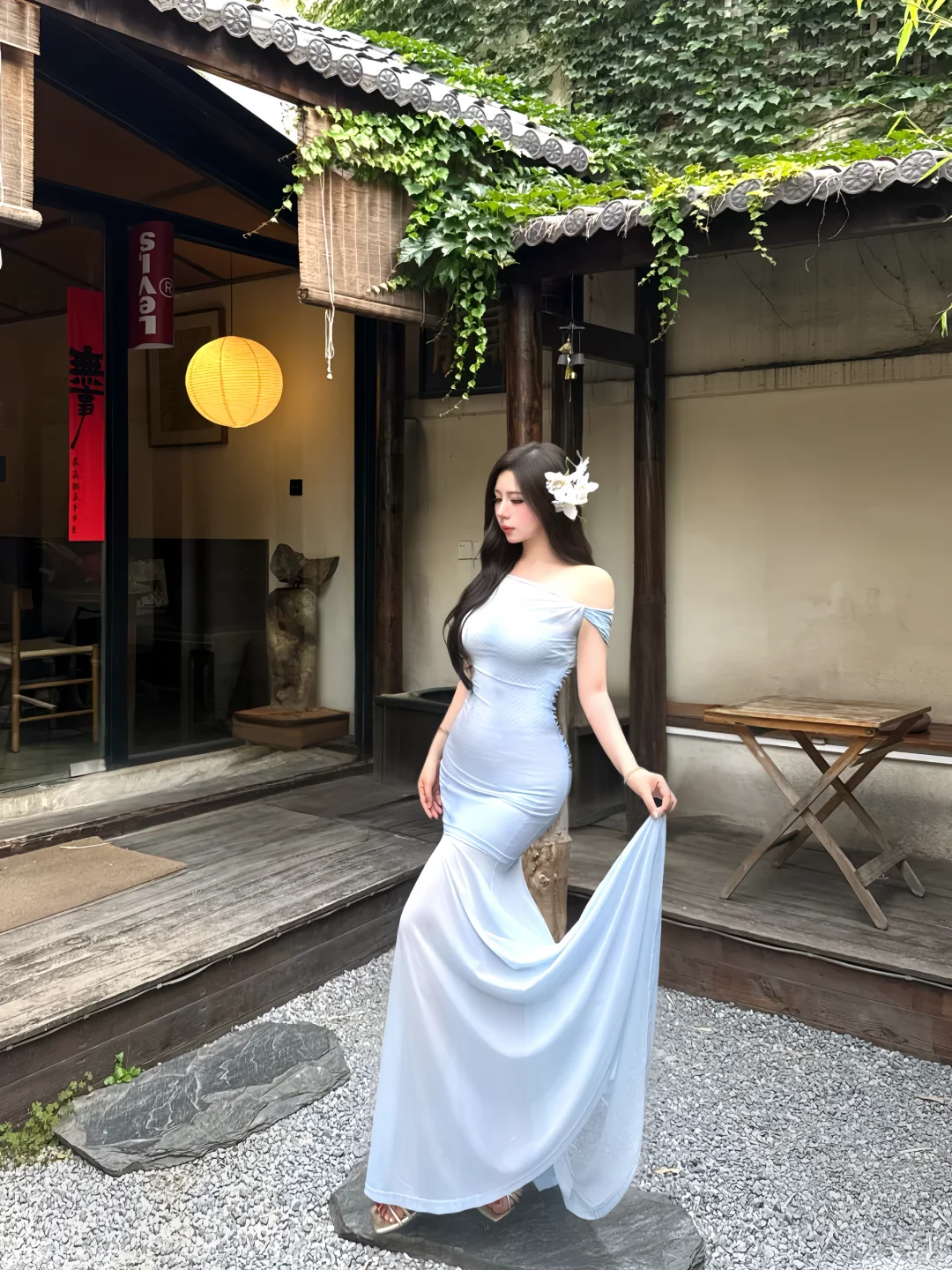 “像十四世纪的木质春”