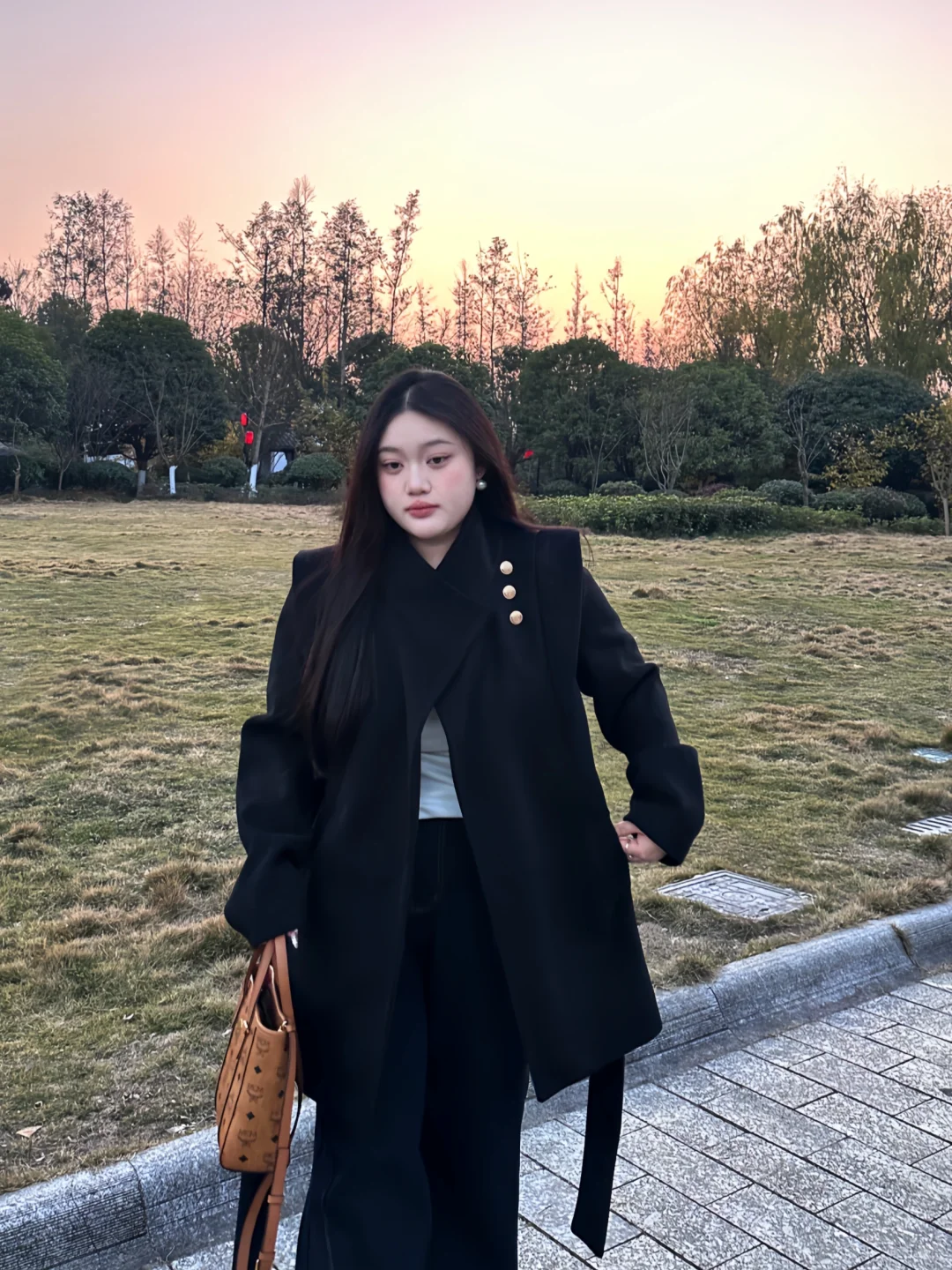胖胖的女孩子尝试气质风