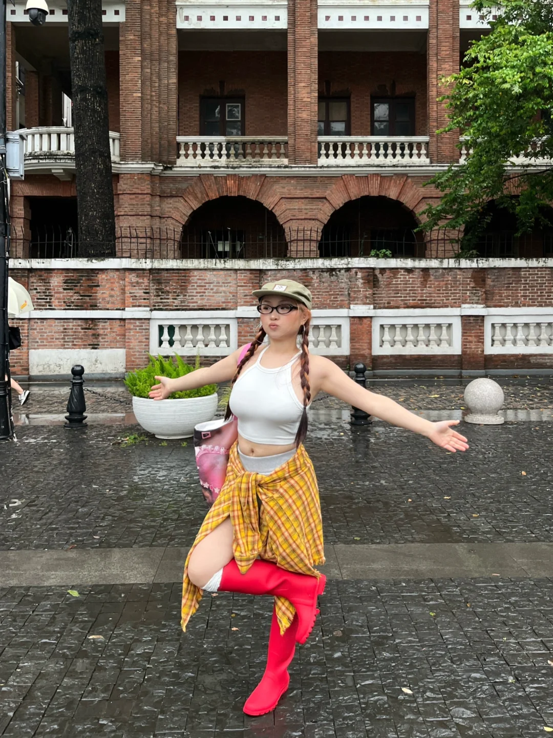 下雨天被彩色系撞色穿搭治愈了