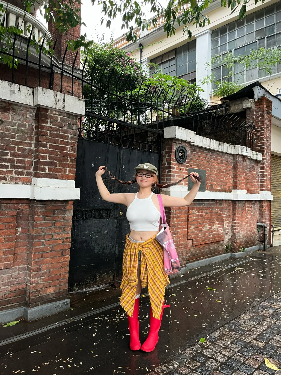 下雨天被彩色系撞色穿搭治愈了