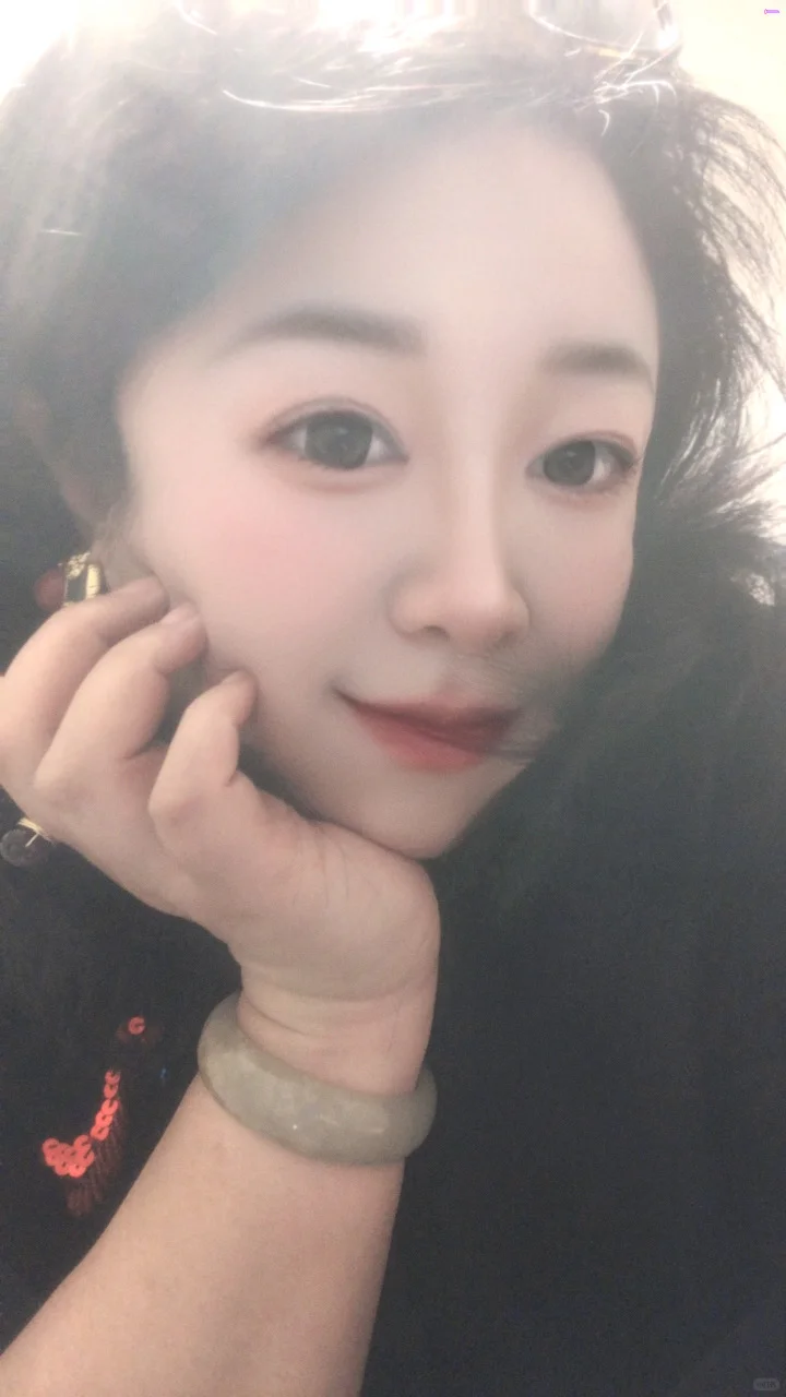 女人味的精髓是高贵加上妩媚