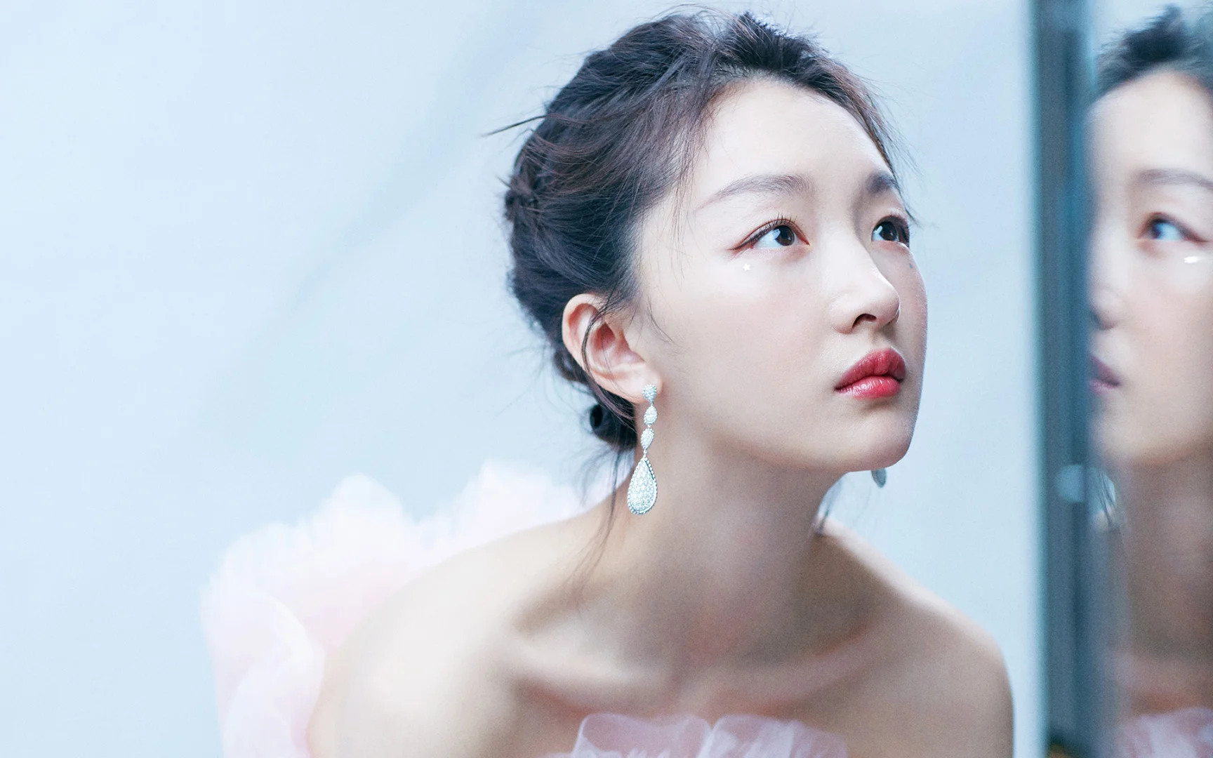 周冬雨~半裸，她在遮盖什么？