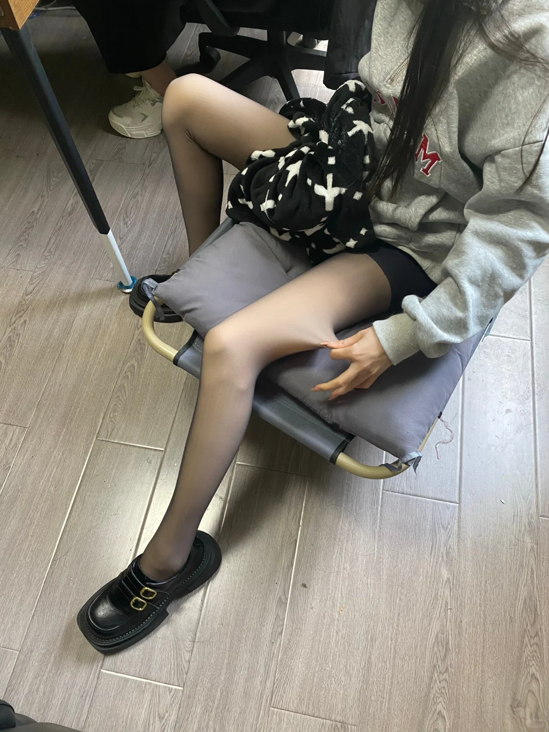 我嘞个超绝大长腿！！办公室门一打开美晕...