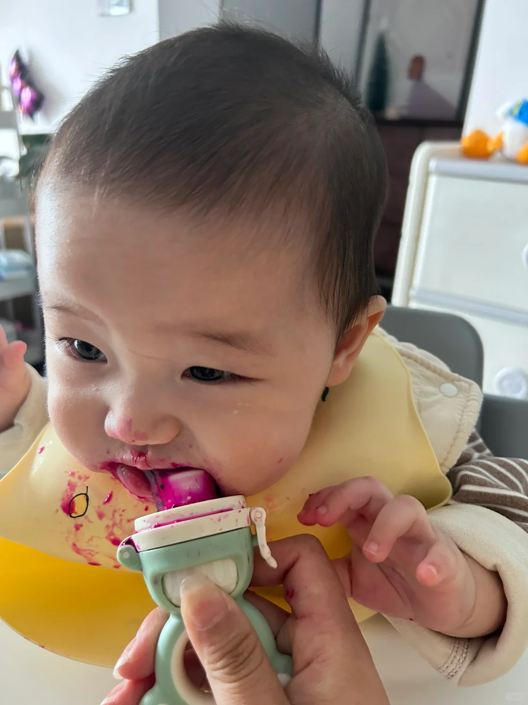 6m 7d添加辅食后，第一次尝试火龙果