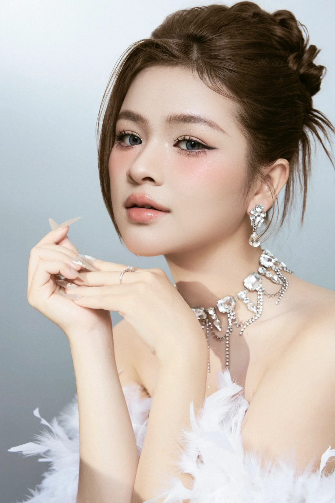 穿着白色连衣裙华丽又美丽