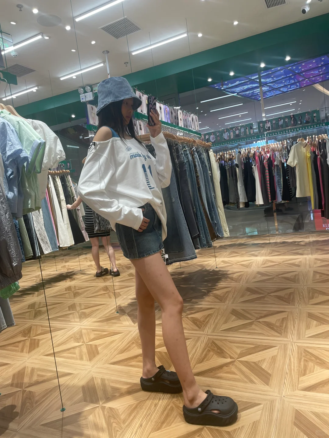 08小女孩在线问一下做模特合适吗
