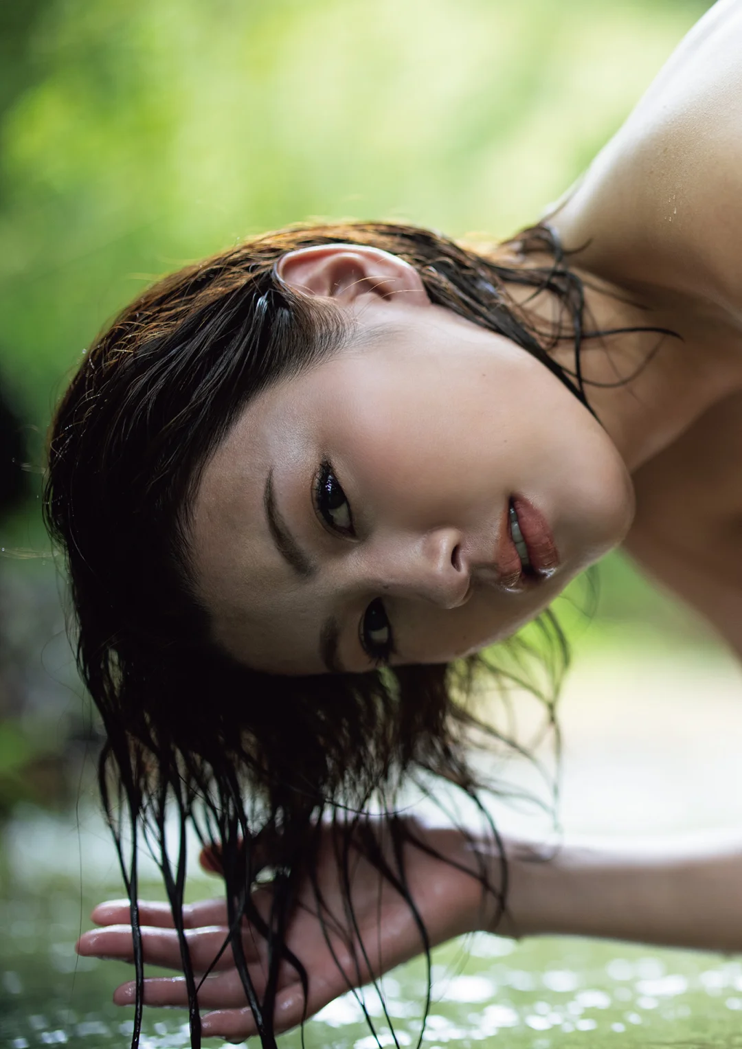 彩色世界里的摄影师：探索多元化服装搭配
