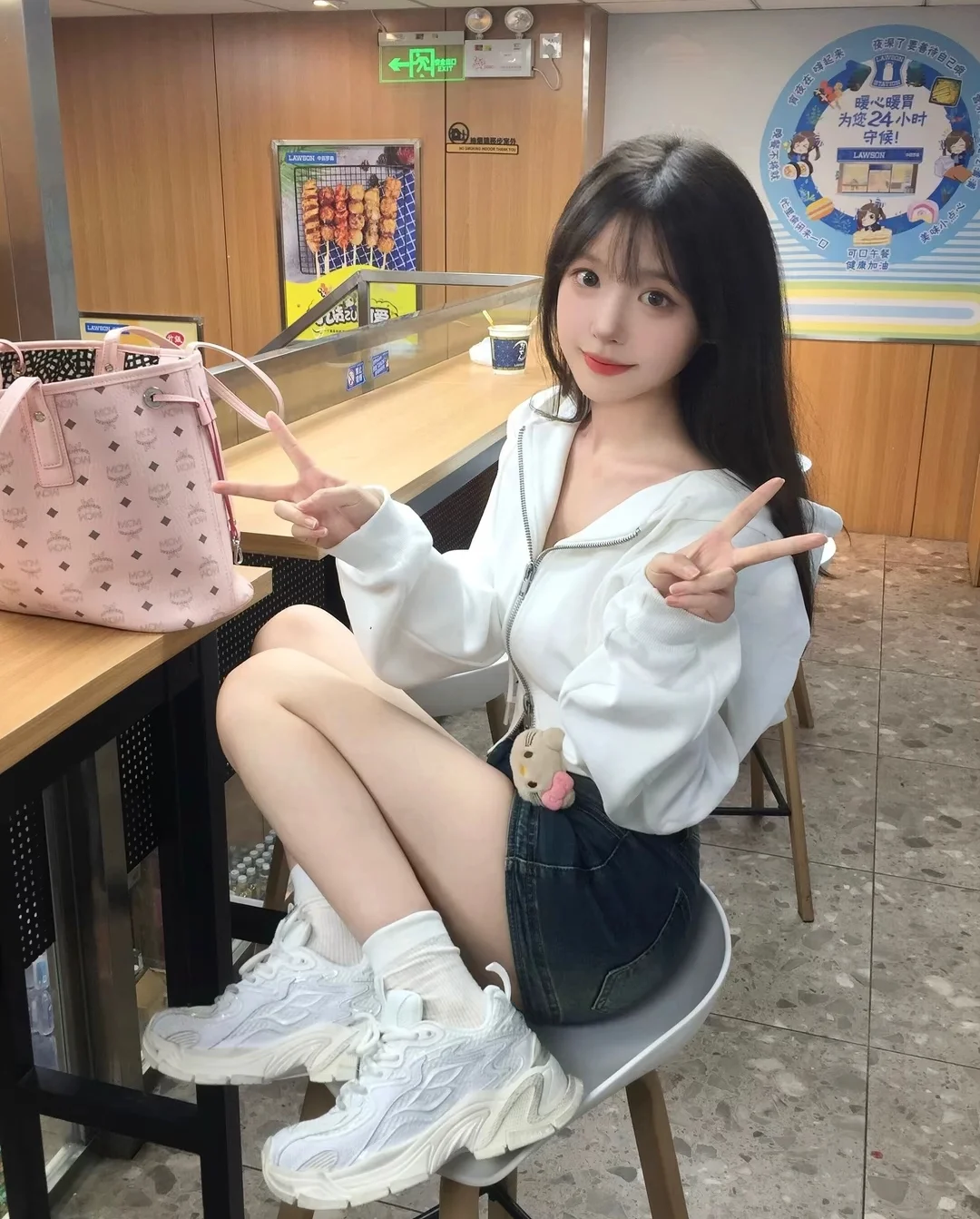 在校女大 学过💃🏻喜欢拍照蹲个摄影师