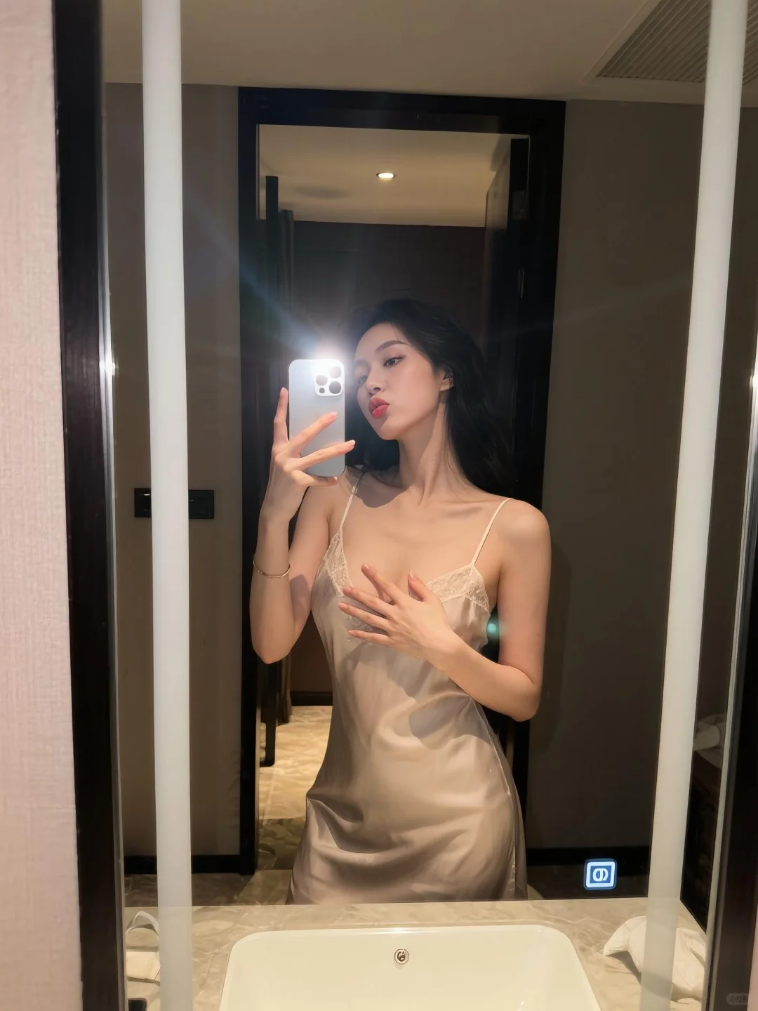 可爱和性感并存！其实是 AI 生成的