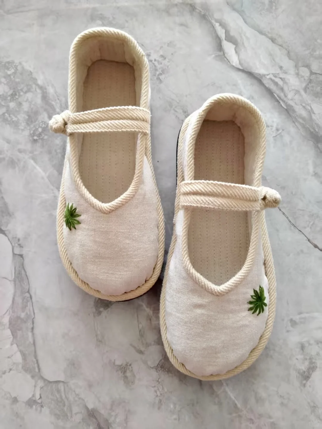 干净小白布鞋，纯麻料的，俺妈妈手工做的