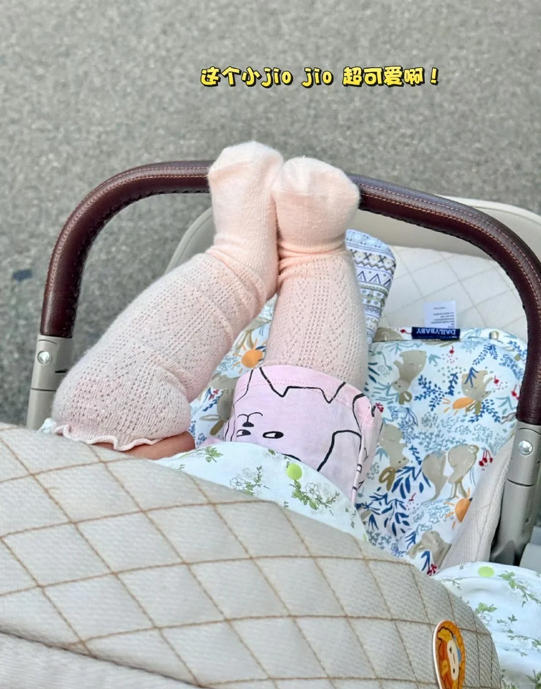 宝宝也是穿上过膝腿袜了