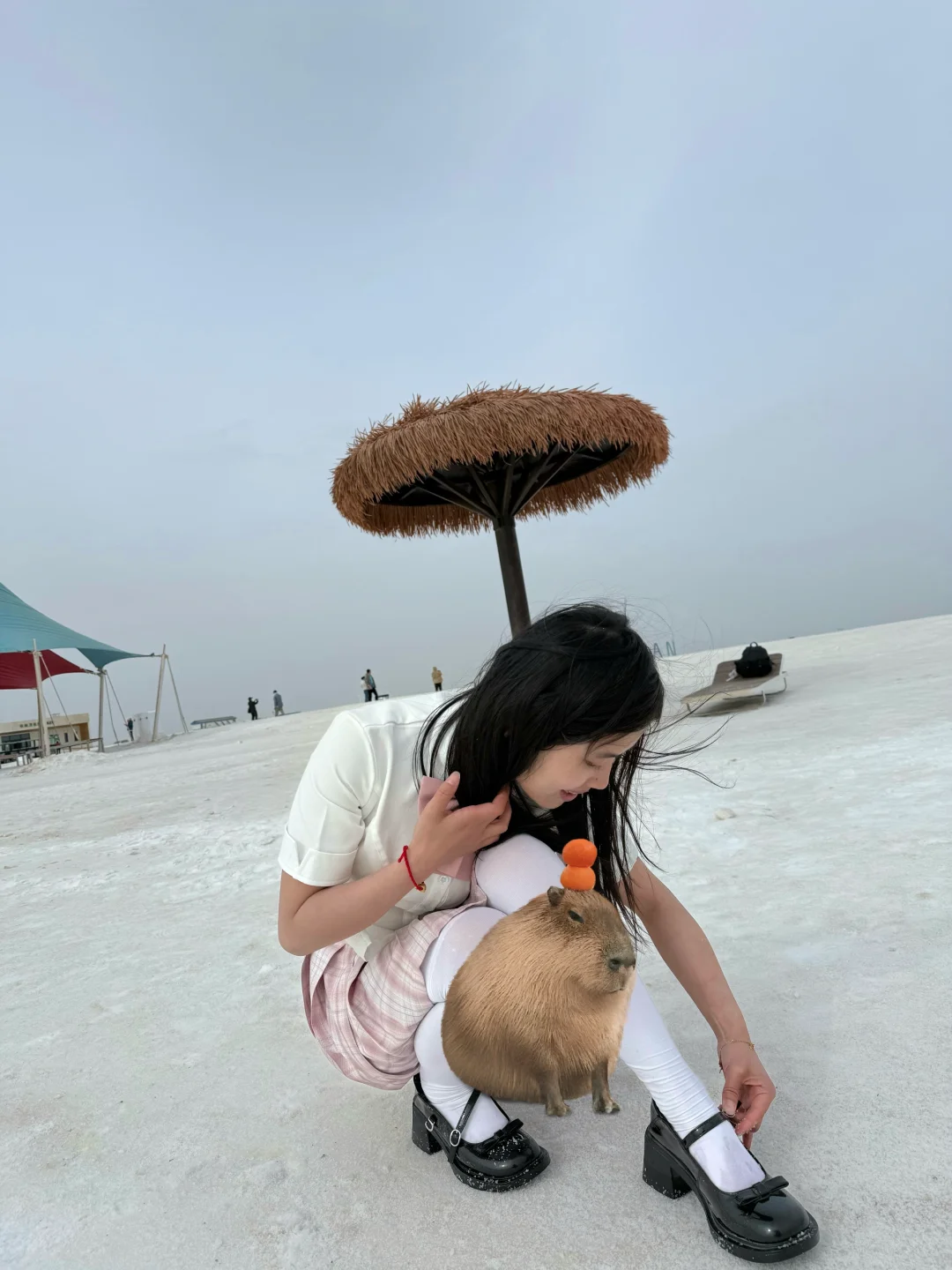jk在亚洲第一盐湖边玩水