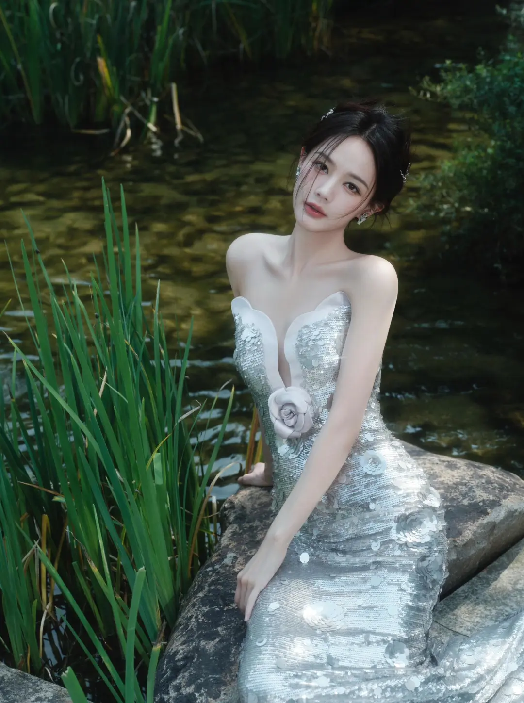 李一桐原来那么“有料”！银色鱼尾裙秀凹凸曲