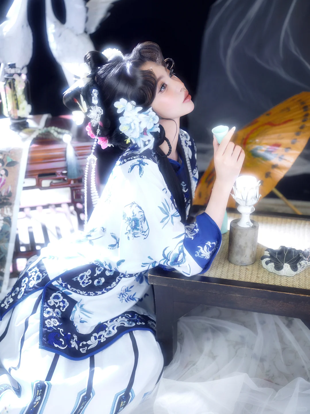 这一刻光都落在她身上✨宿命感清汉女写真