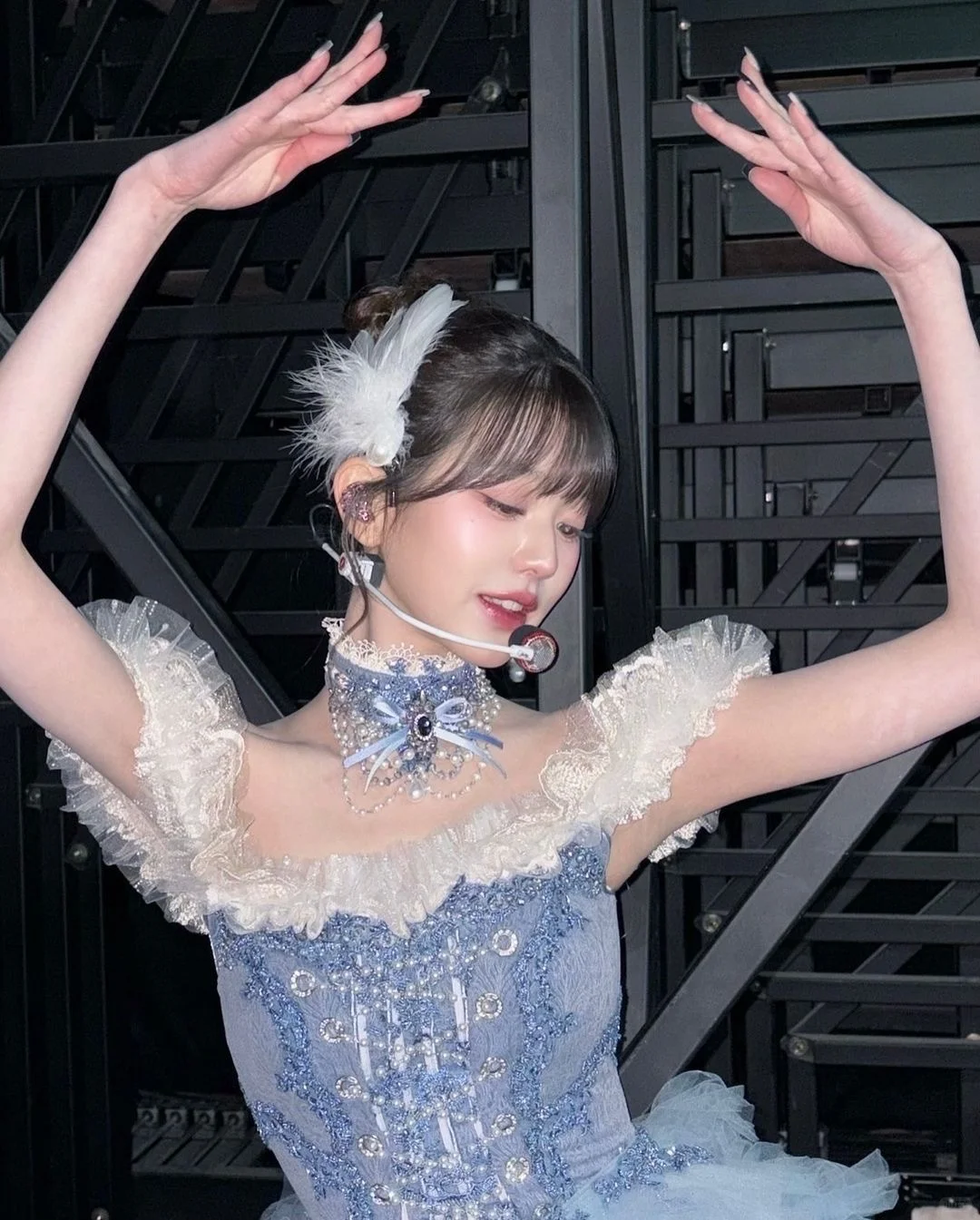 注意看这个小女孩…