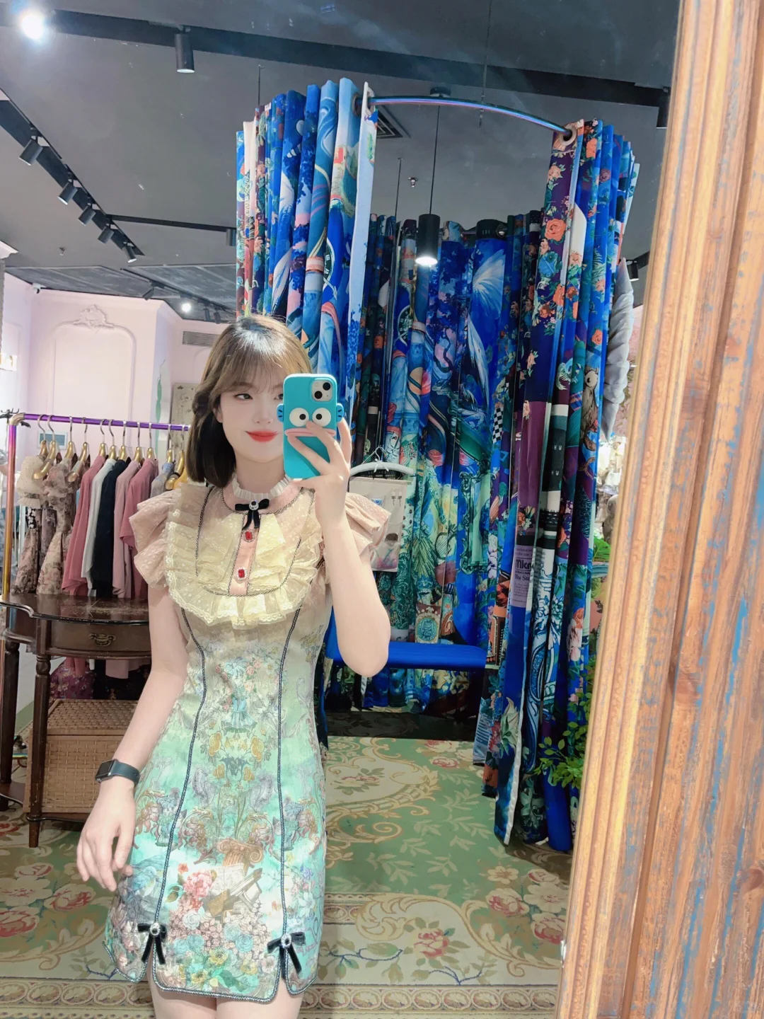 邂逅春日浪漫，这件旗袍美到犯规