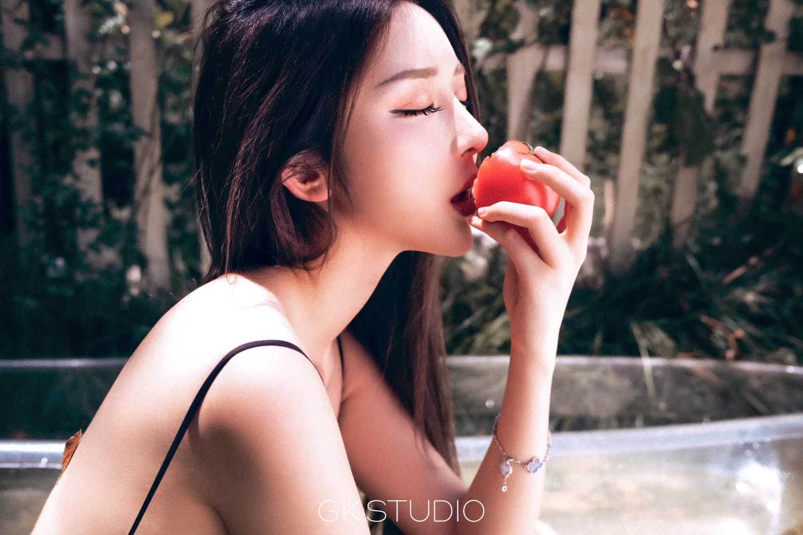 花园玩水枪的女孩写真