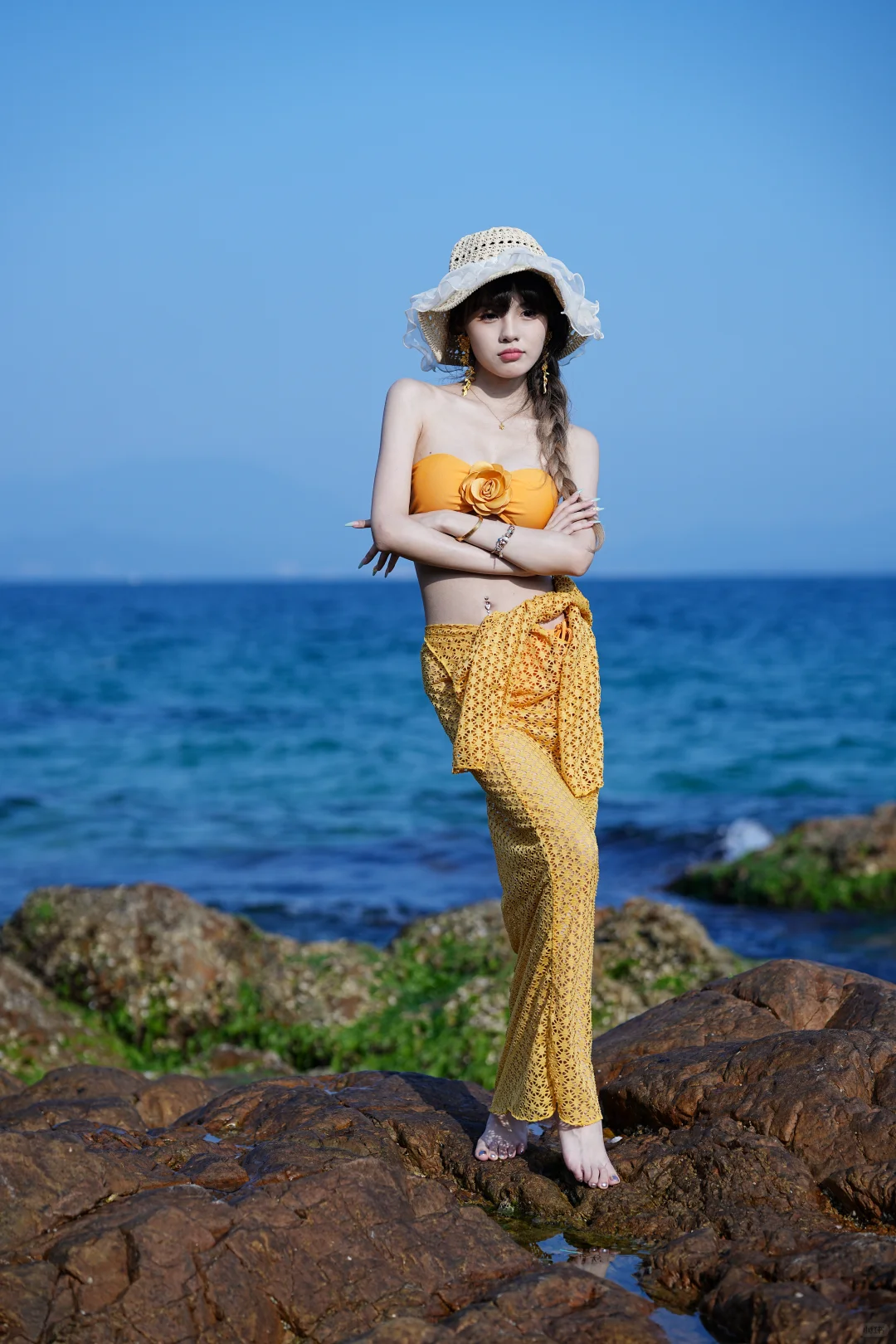 深蓝的大海与傣妹写真碰撞｜真的绝绝子