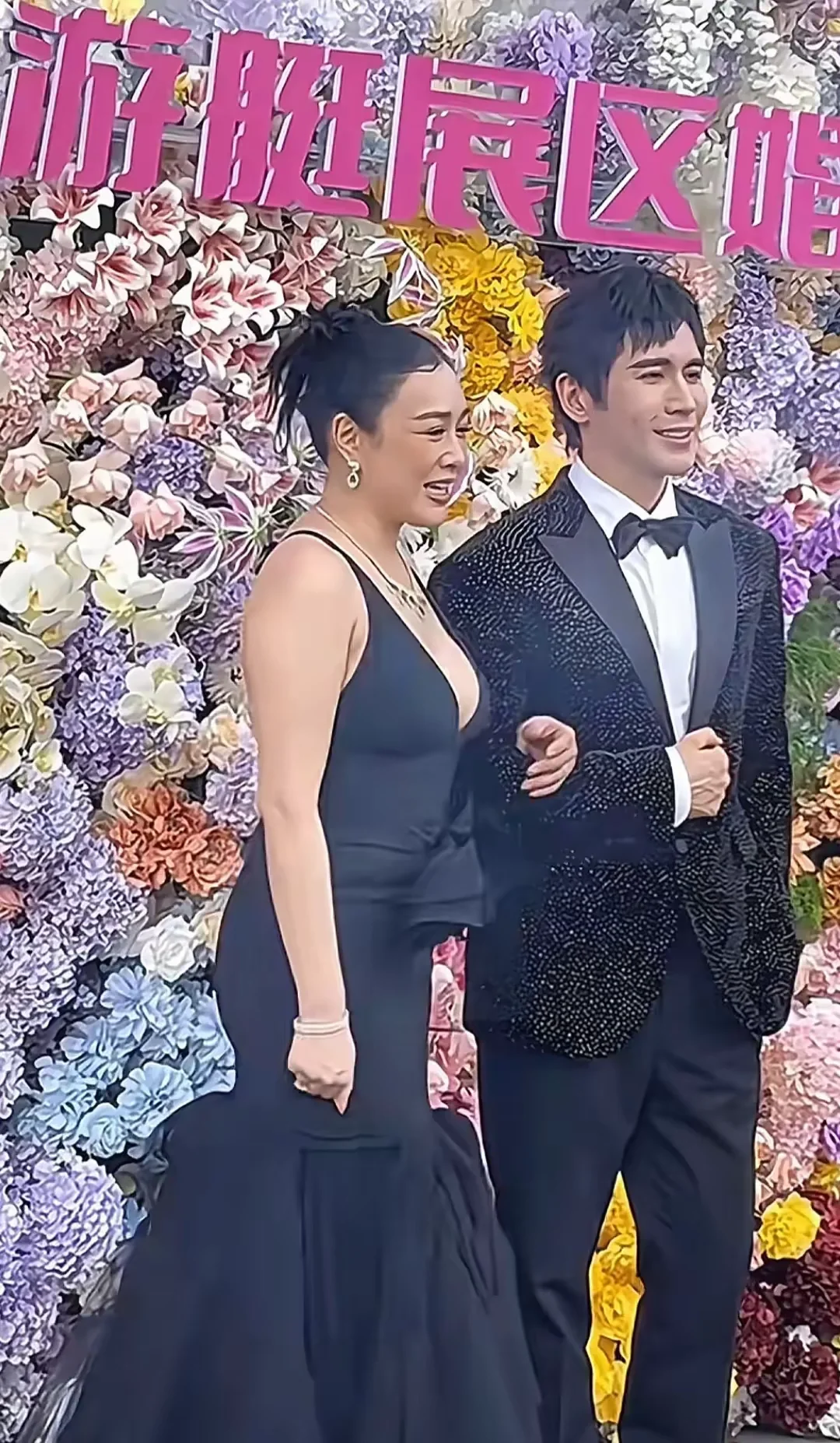 钟丽缇身材圆润依旧那么迷人