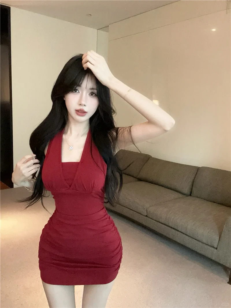辣妹吊带短裙+大露背真的好辣啊！！