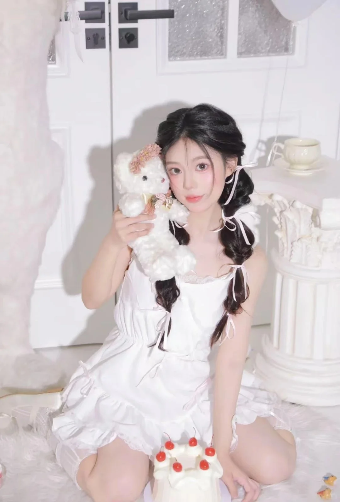 女大新人模特蹲个合适摄影师拍摄