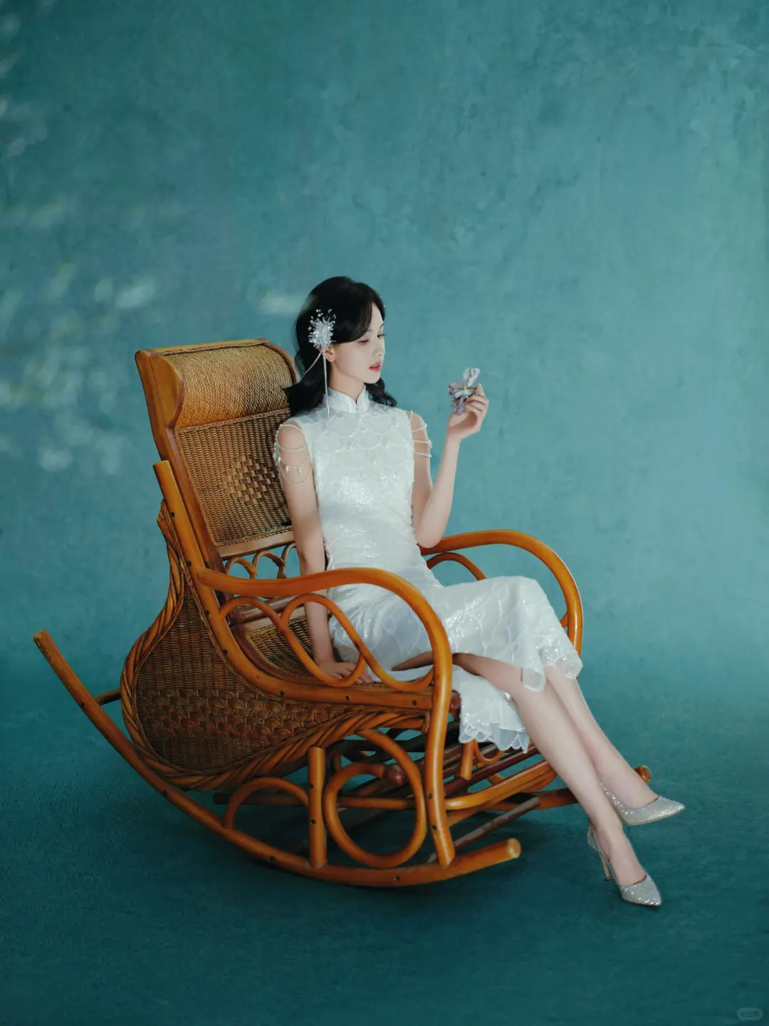 陈都灵穿旗袍虽无曲线可言，却温柔贵气