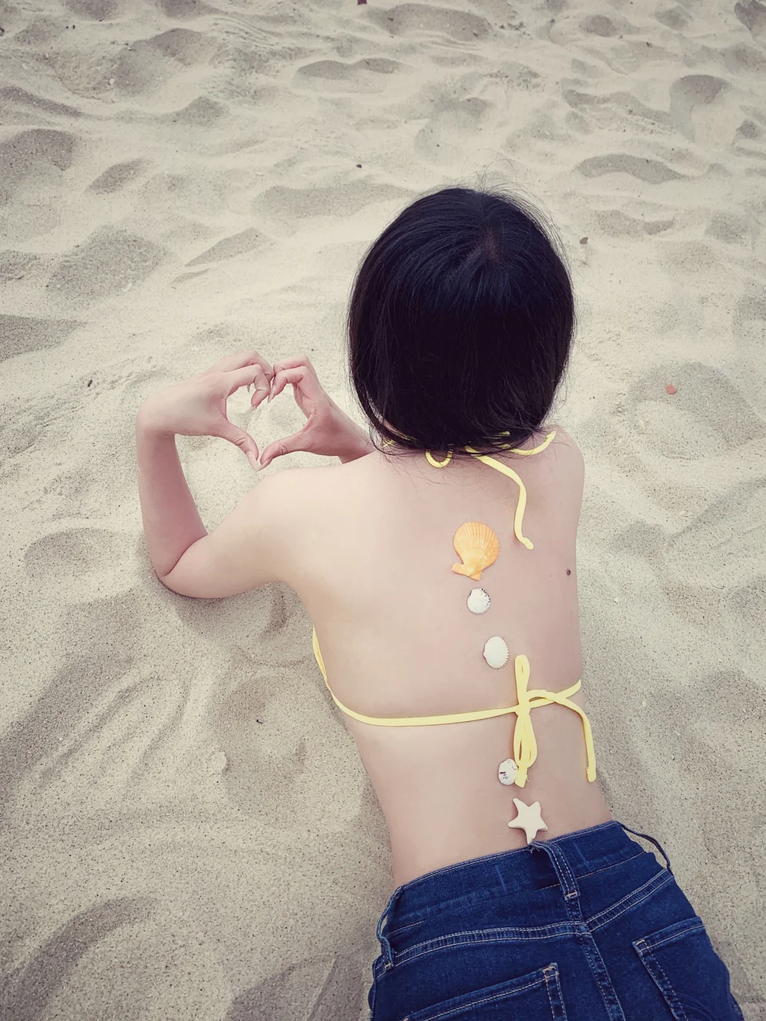 海边沙滩当然要拍这个比基尼后背照了！