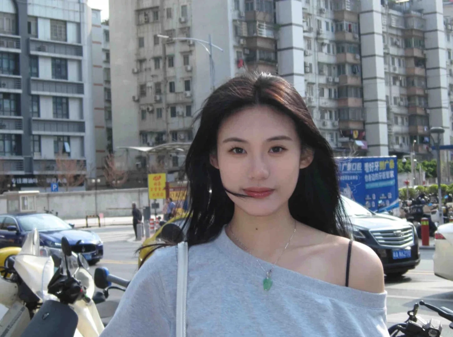 斜肩的衣服到底要不要露肩带啊？