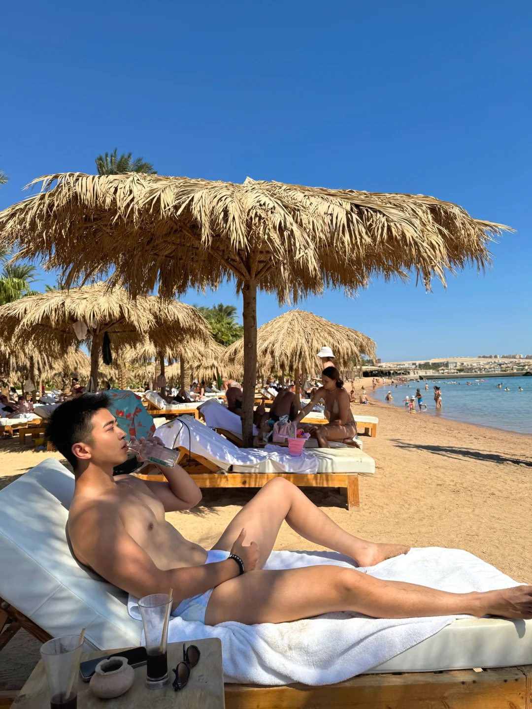 在红海边不知道晒黑多少度｜海边正常穿搭