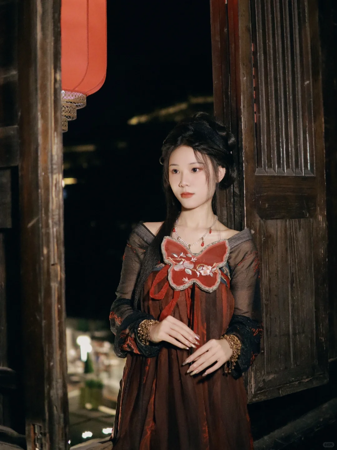 君不见越女吴姬美如玉，十三弹得琵琶曲