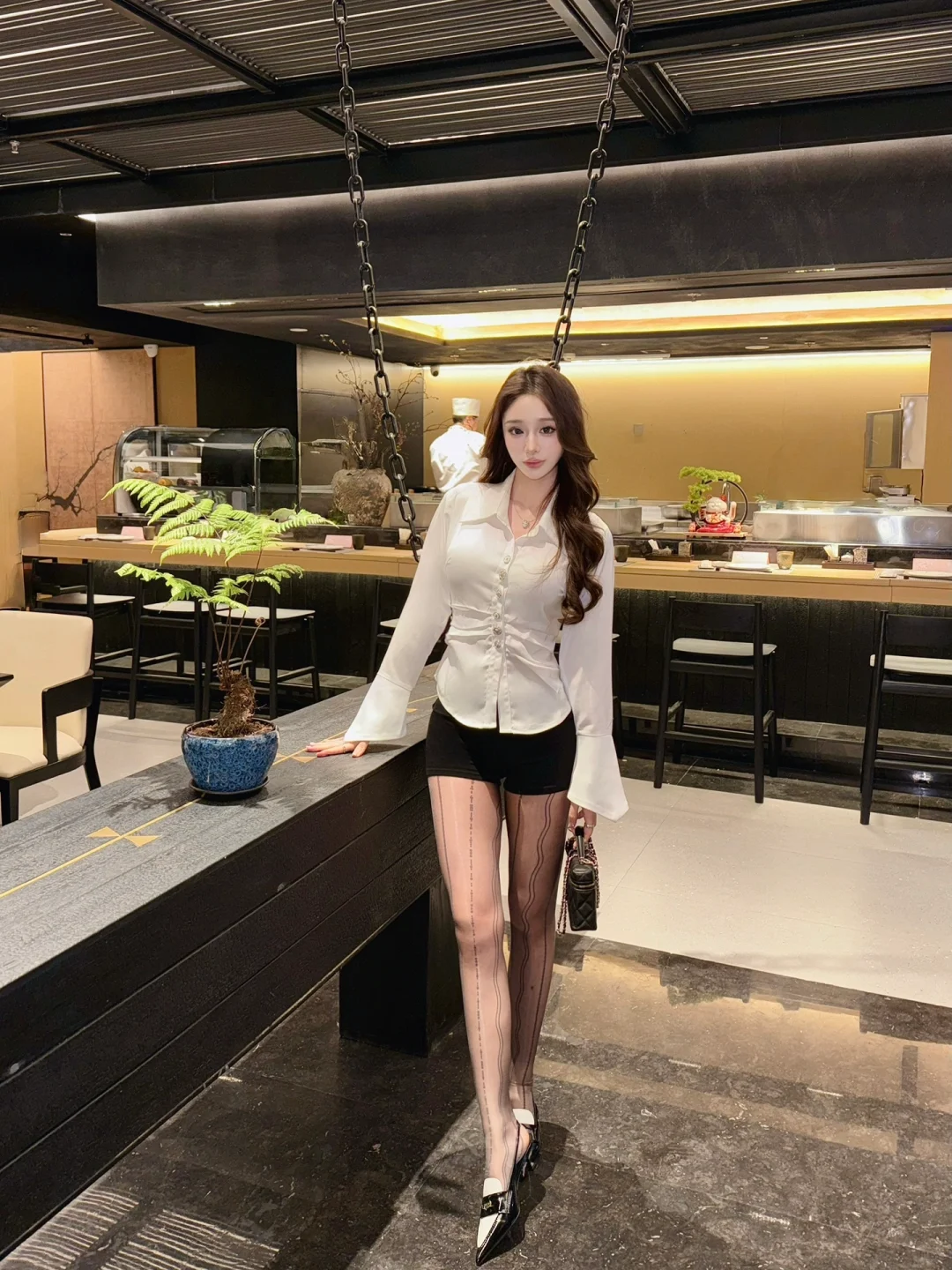 那个总穿高跟鞋的女人