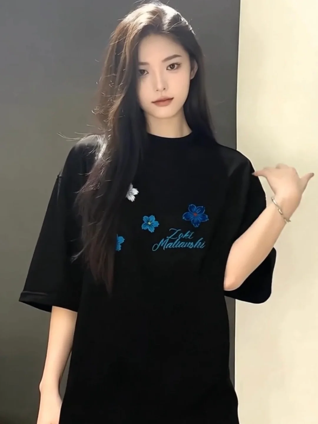“可盐可甜小黑T！今天是被蓝花拿捏的一天～”✨