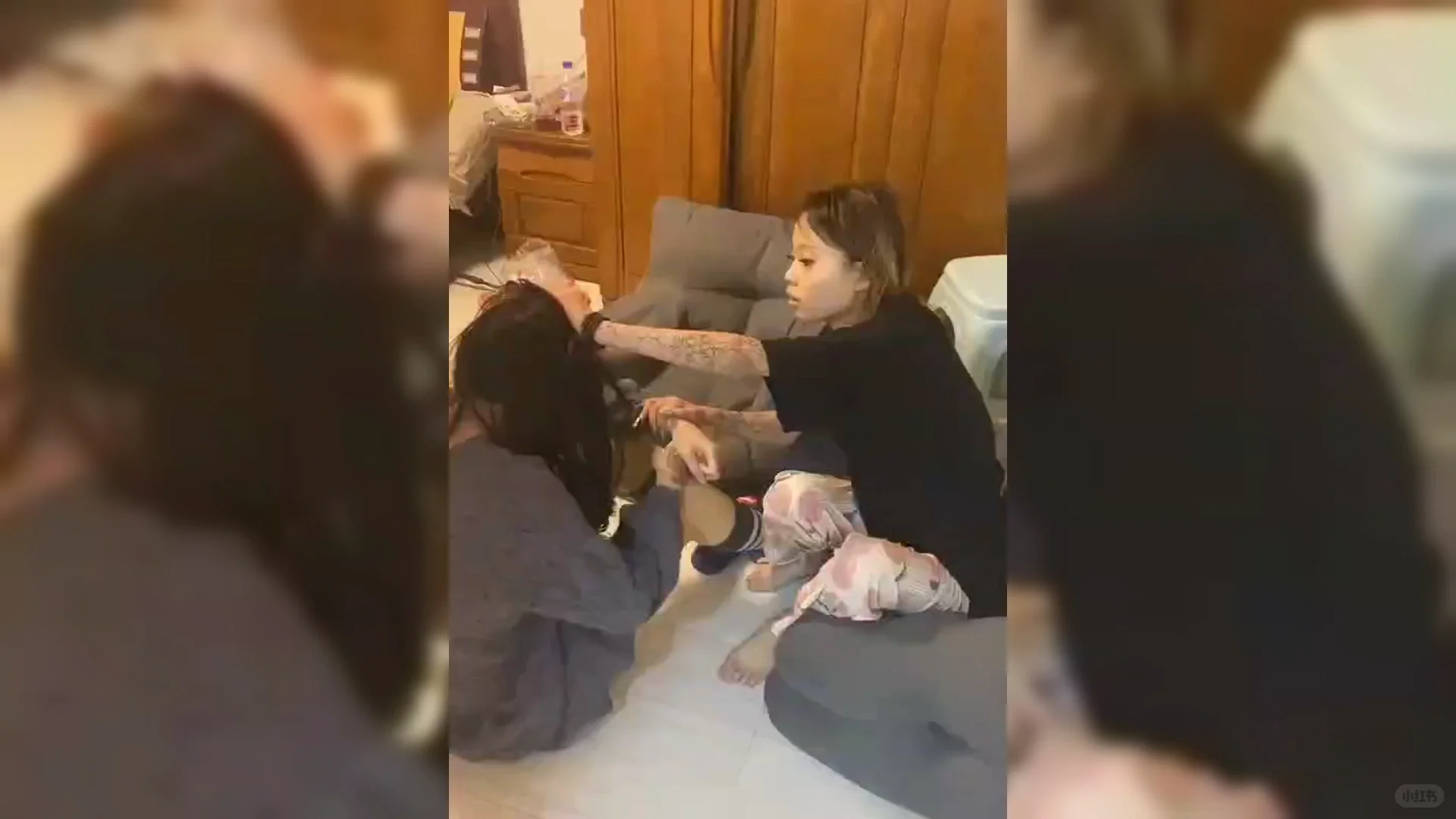 一女孩被多人围殴、烟头烫伤、强迫脱衣，施暴者竟是网红团队成员！近日，沈阳“红雨”