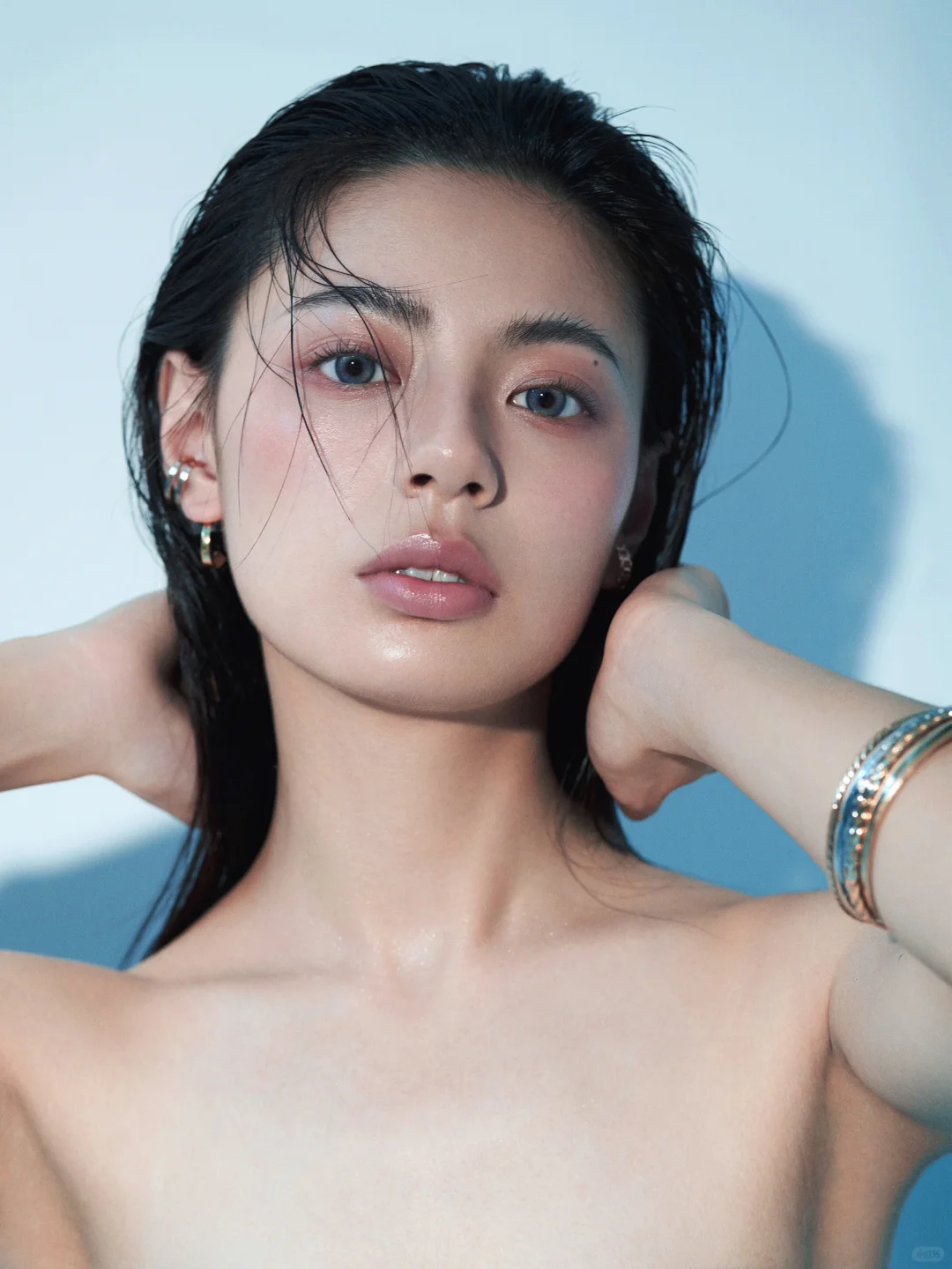 湿发清冷感写真，女明星杂志封面即视感