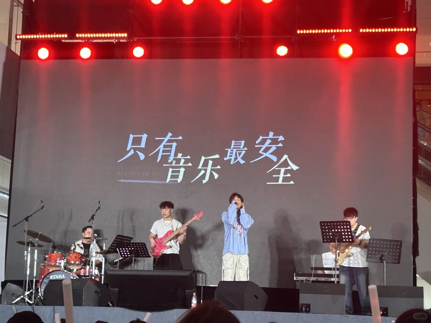 看似是在与王力宏合影其实只是为了拍美照