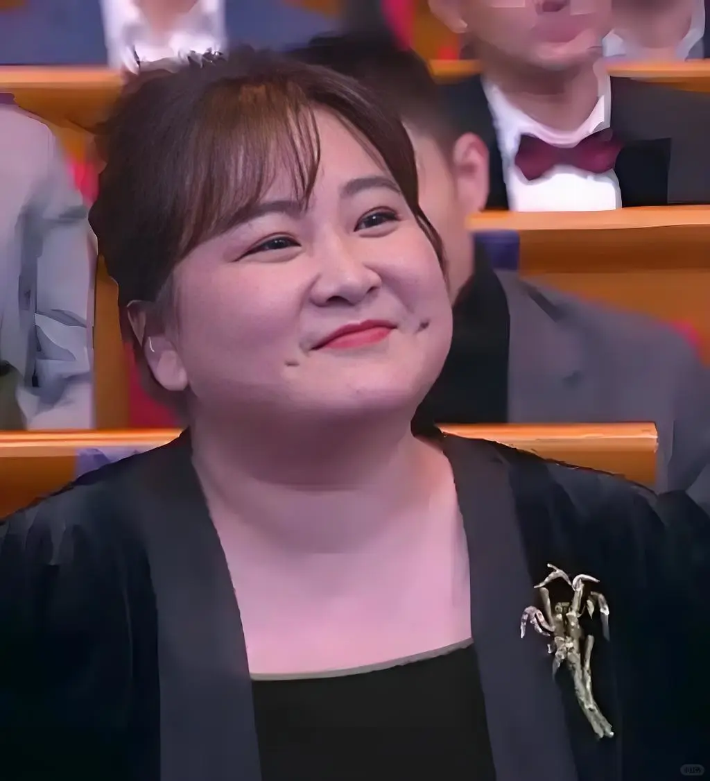 贾玲又瘦了！高马尾造型美出新高度✨