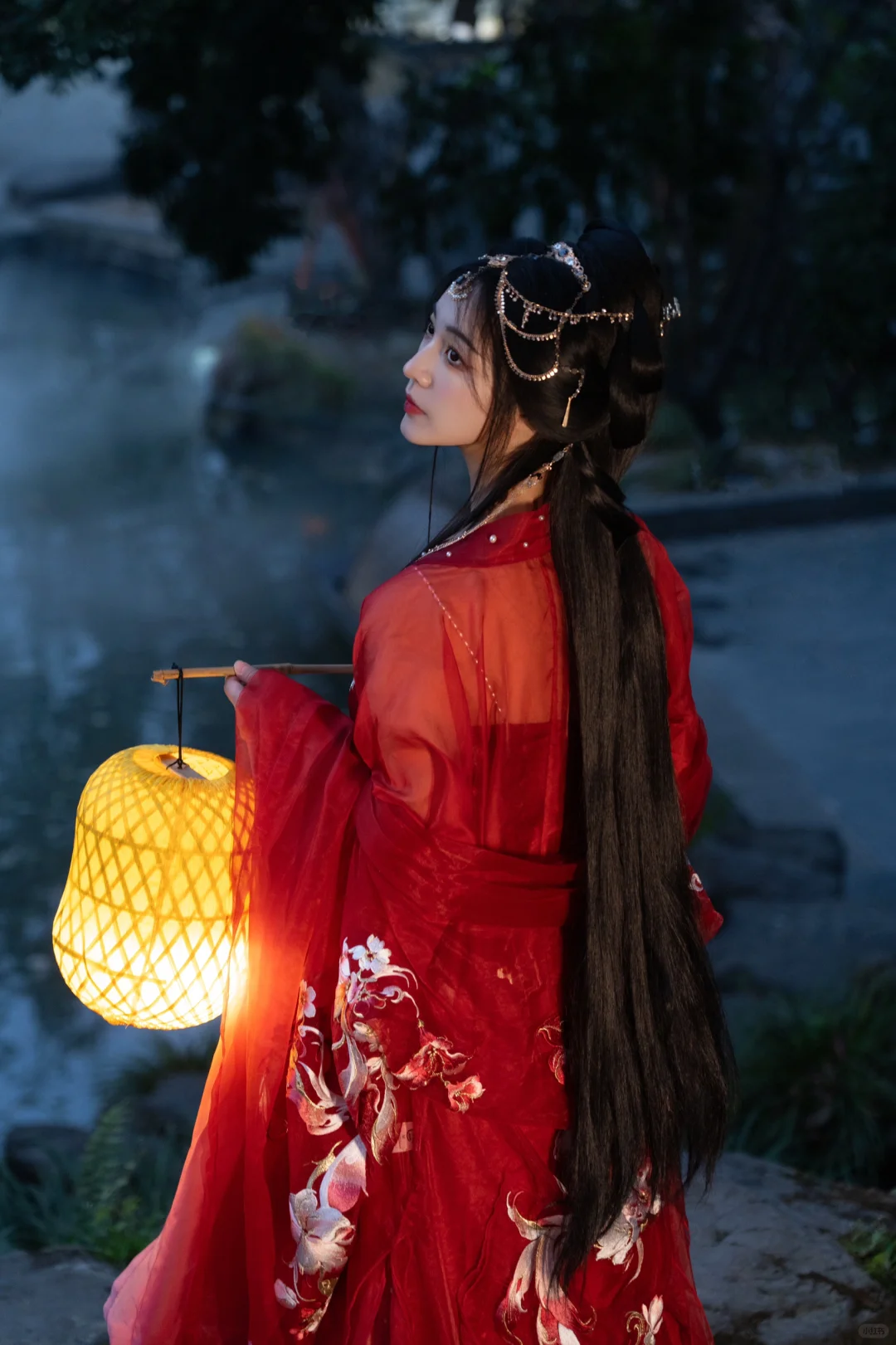 夜晚提灯，氛围感的神🏮汉服拍夜景真的很绝