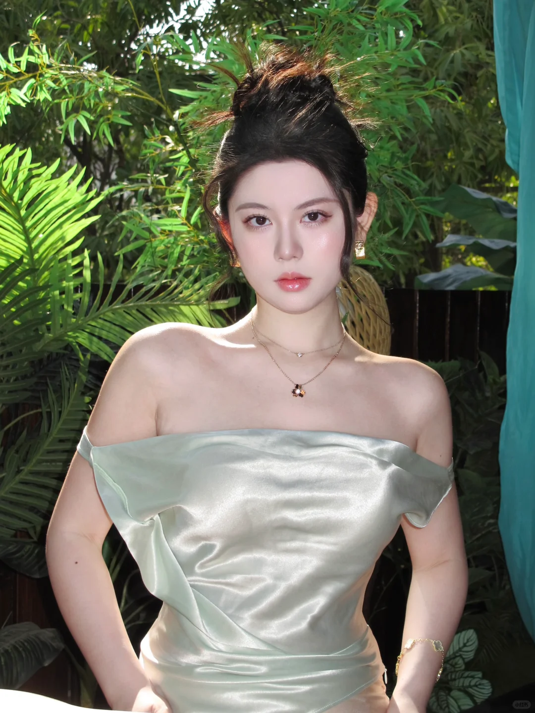 着迷于光落在绿意中