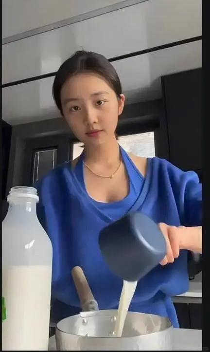 近日，有网友晒出偶遇19岁黄多多上课的照片