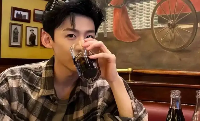 电脑壁纸 帅帅的白敬亭