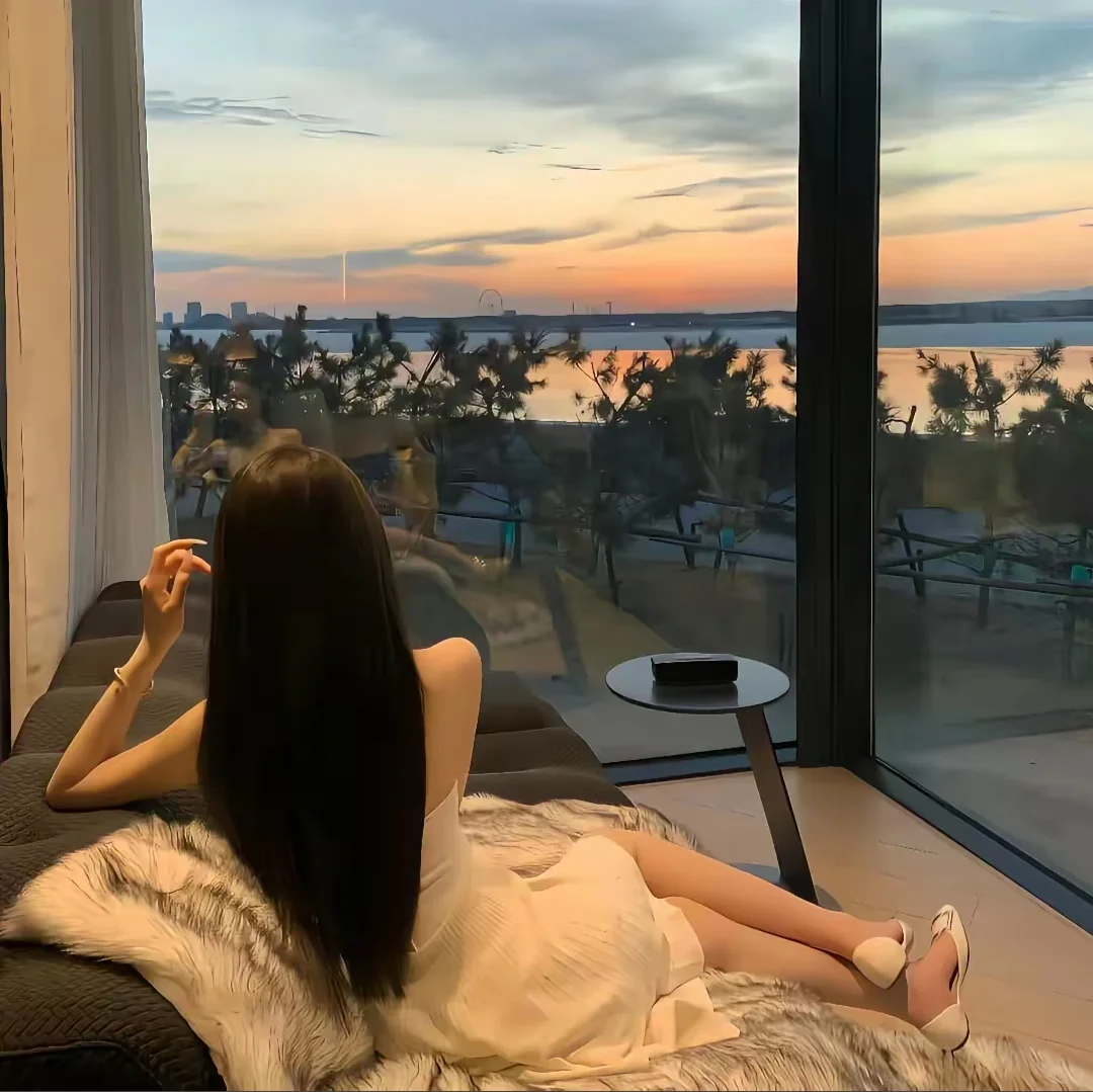 在校女大模特，蹲摄影师📷大持度互动