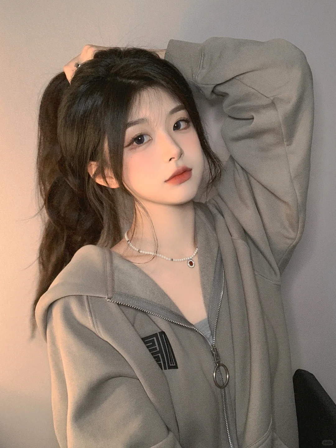 美女们快来帮我看看扎头发or散头发