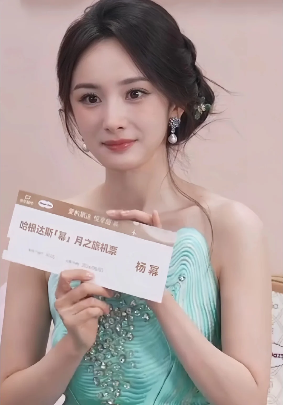 杨幂的侧边盘发真的好美啊