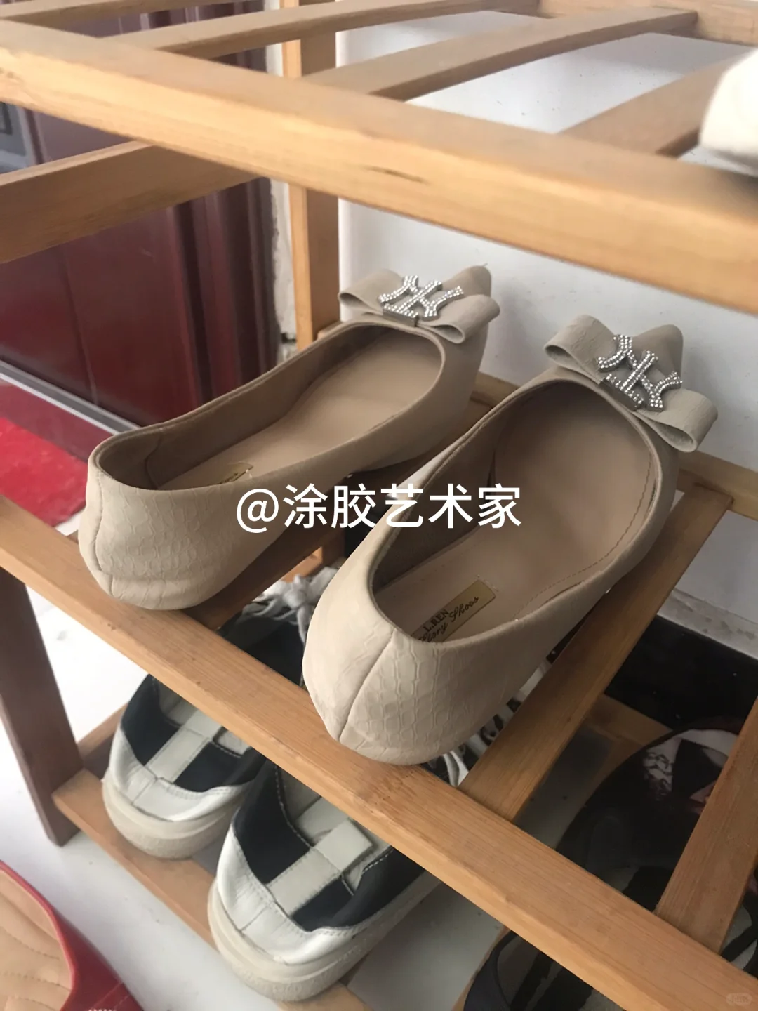 帮楼上抱孩子穿丝高跟少妇按电梯