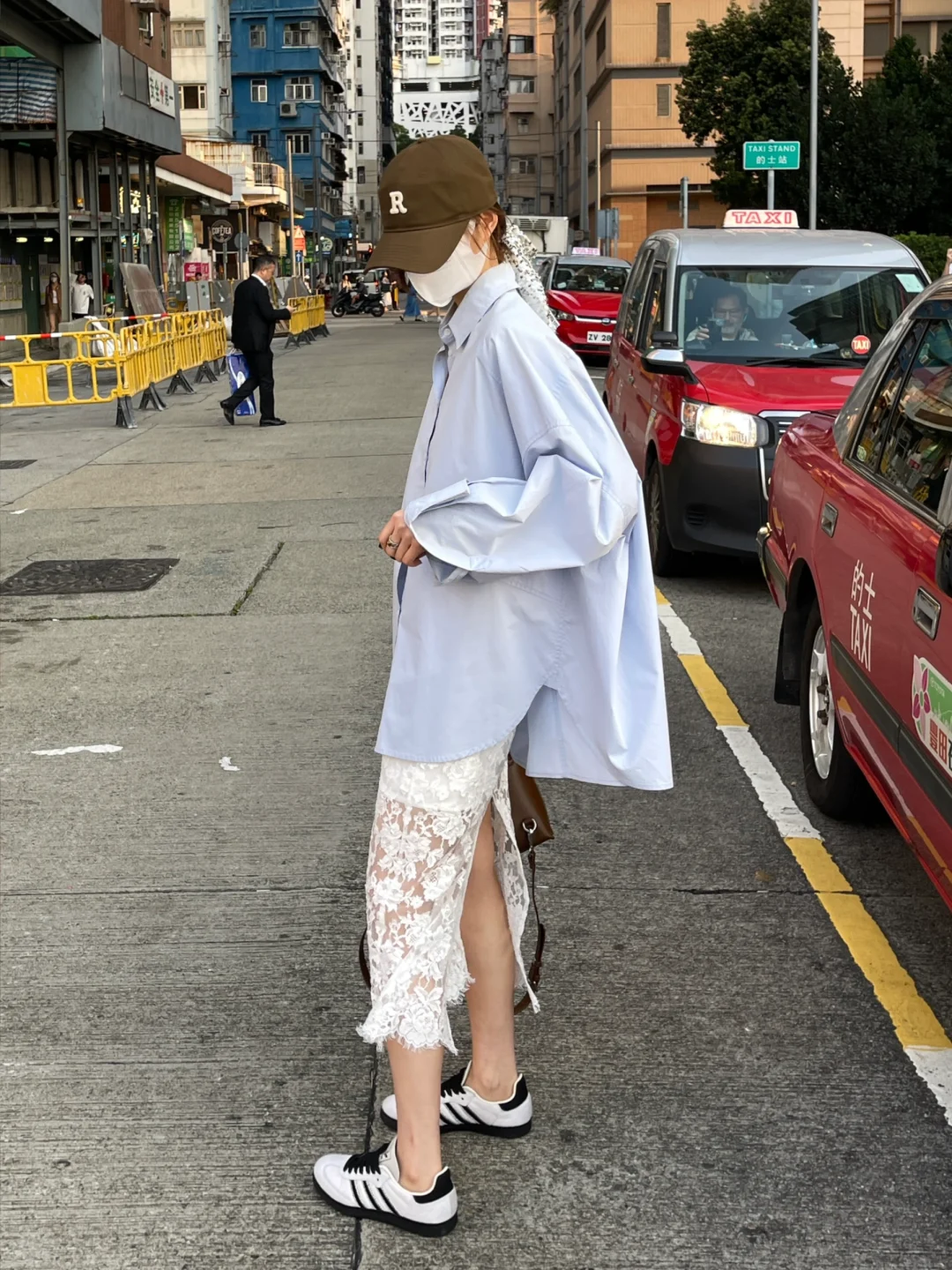 香港🇭🇰街头随手蓝衬衫➕蕾丝裙太有感觉了！
