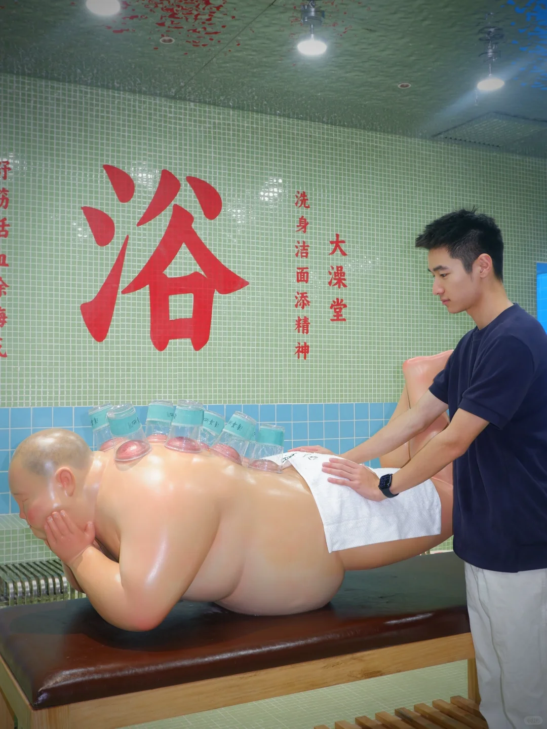 这个咖啡店好好玩👨🏻‍🦳（假人）