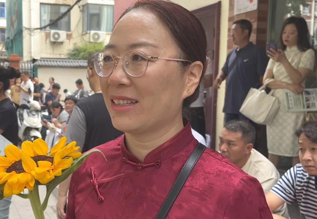 2024高考直击丨举葵花、着旗袍……河南考生家