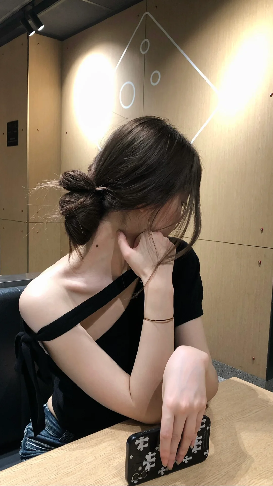 显瘦的黑色小上衣