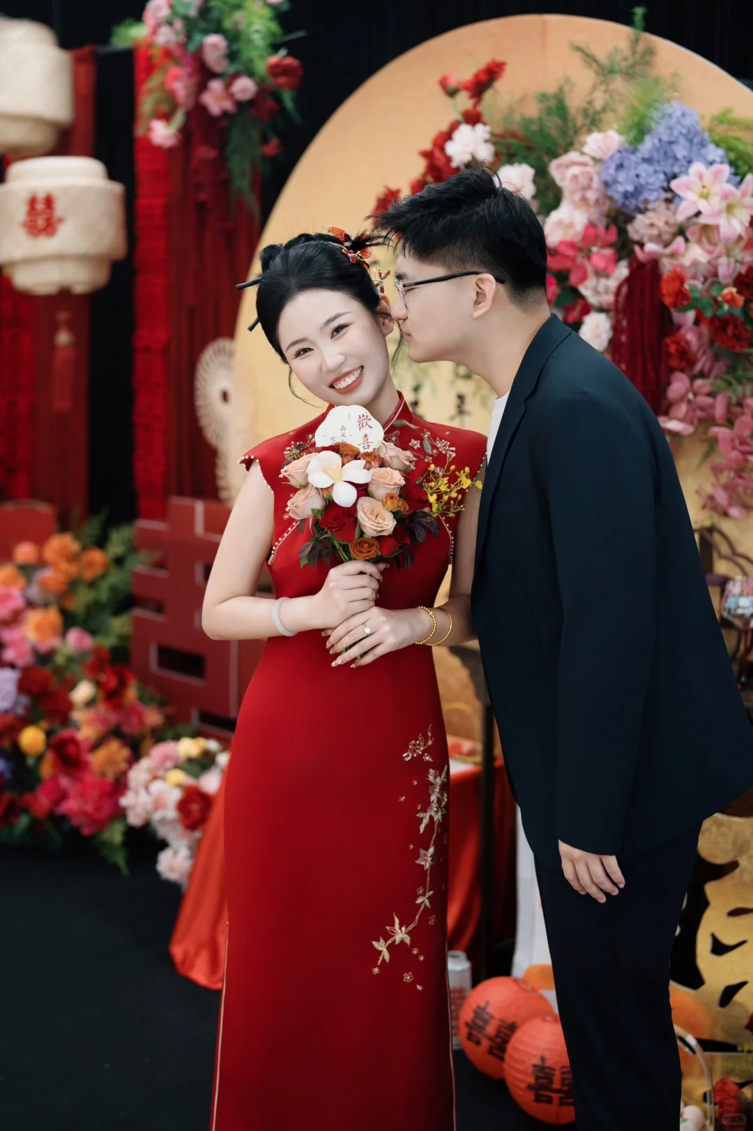 分享一组红色新中式订婚造型